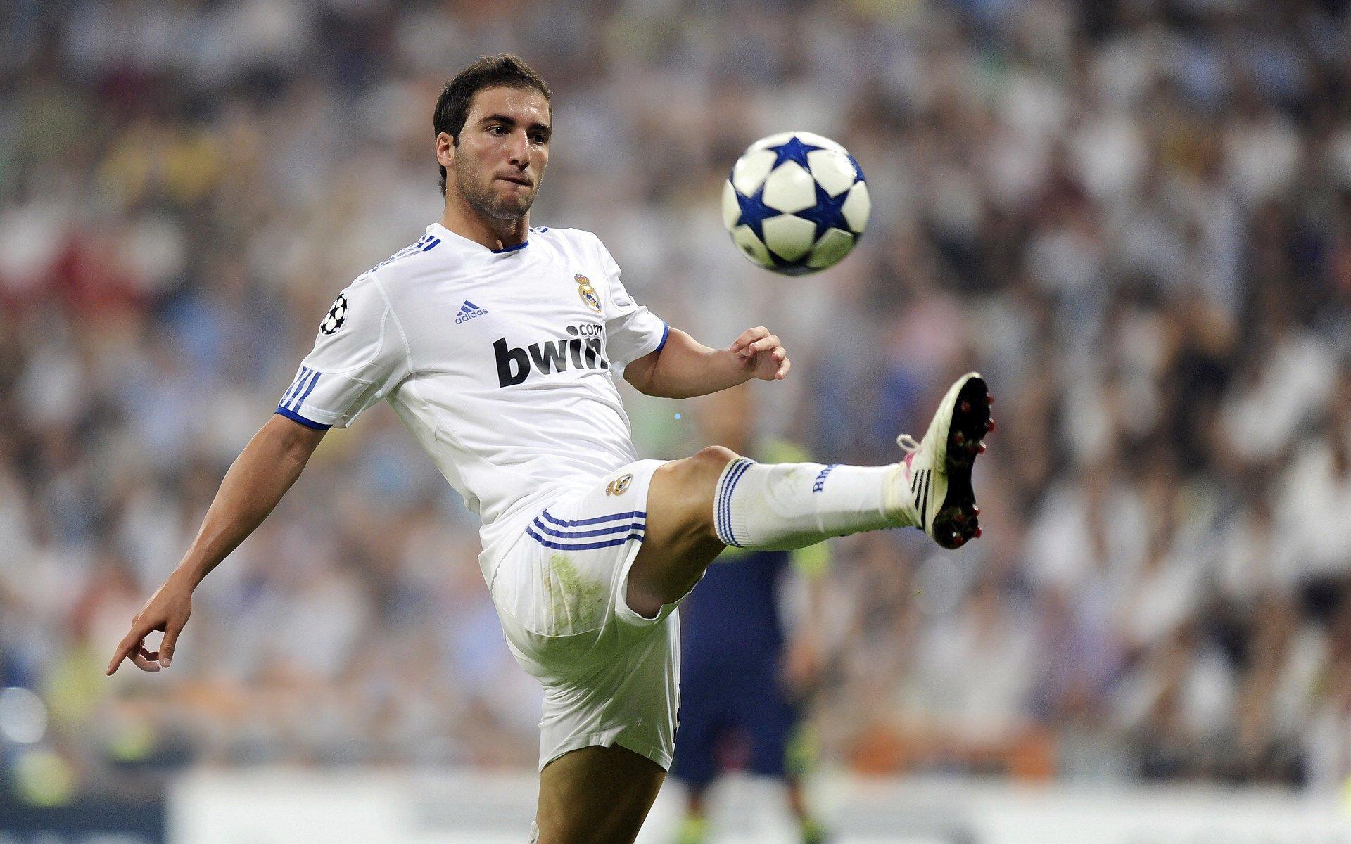 中超转会动态更新,武汉三镇揭晓冬窗首笔引援,国安锁定德甲后卫拉莫斯